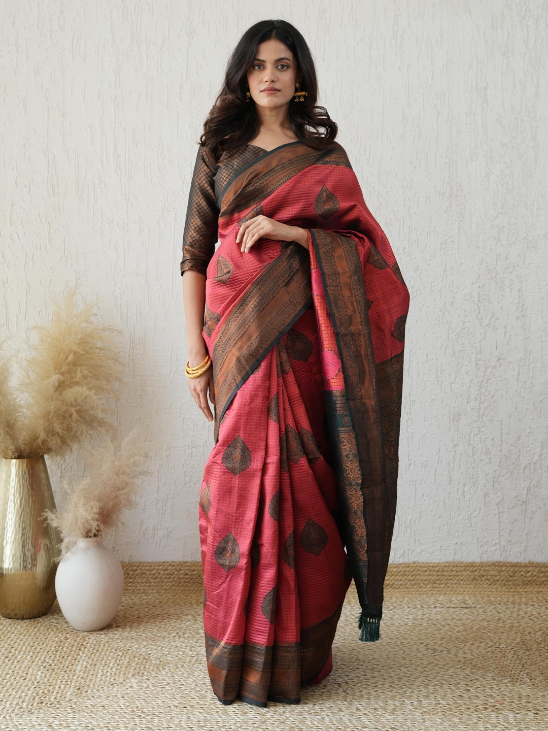 

Dori Ethnic Motifs Zari Silk Blend Banarasi Saree, Red