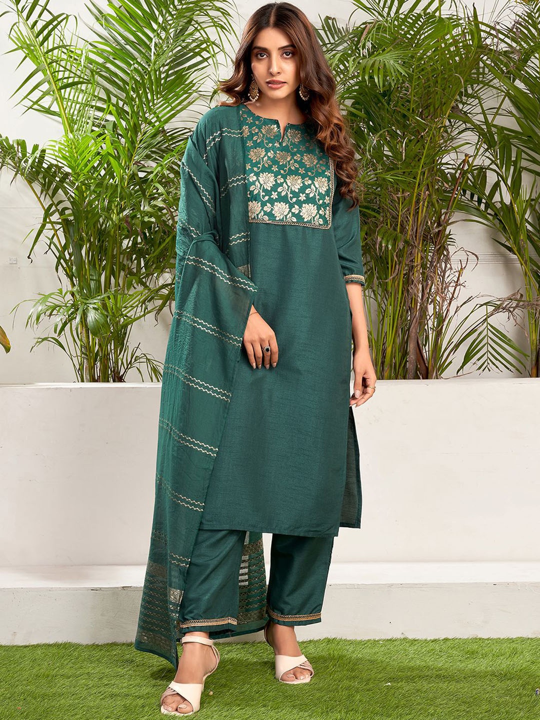

SKYLEE Floral Yoke Design Kurta with Trousers & Dupatta, Green