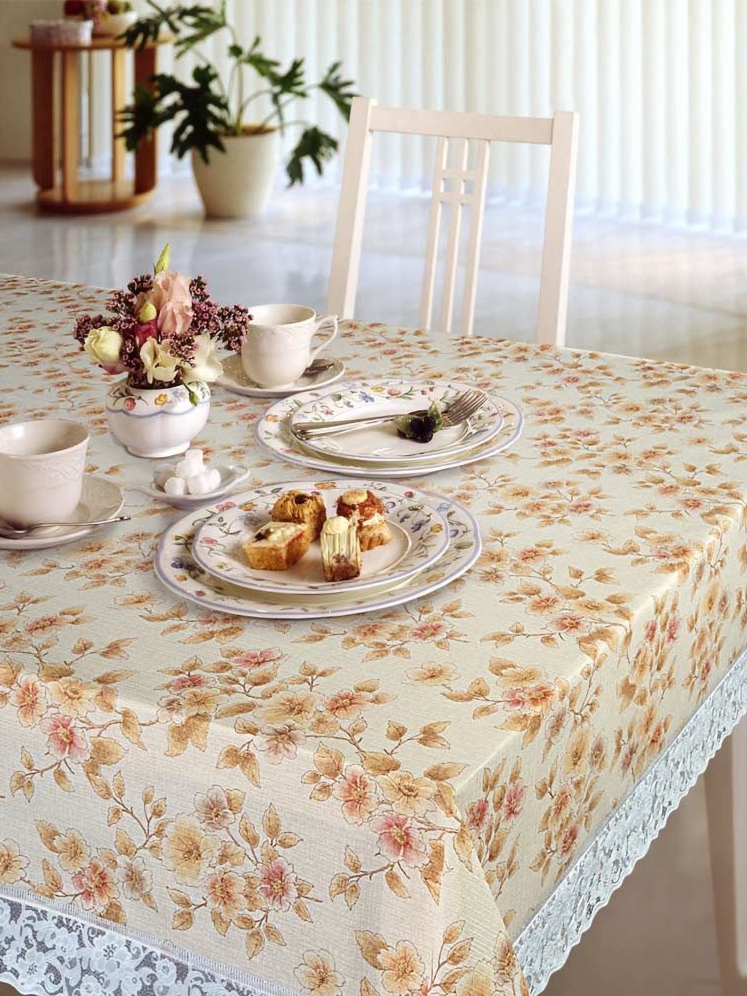 

Freelance Brown Floral Printed Anti-Slip 4-Seater Table Cover