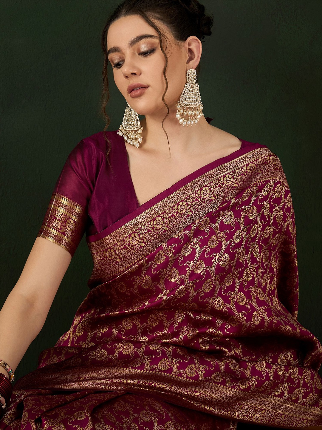 

Sangria Woven Design Saree With Blouse Piece, Burgundy