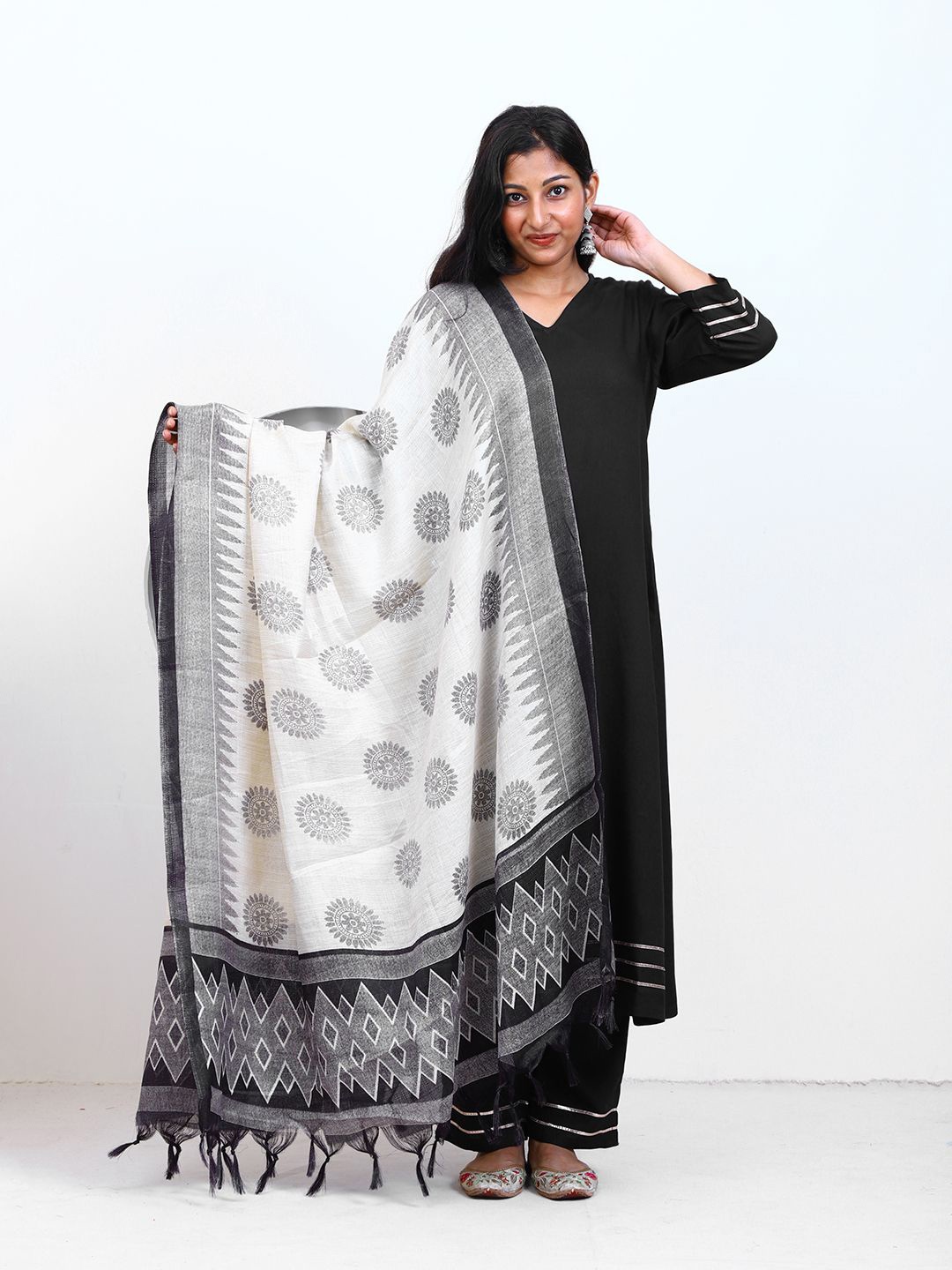 

DEEBACO Ethnic Motifs Printed Dupatta, White