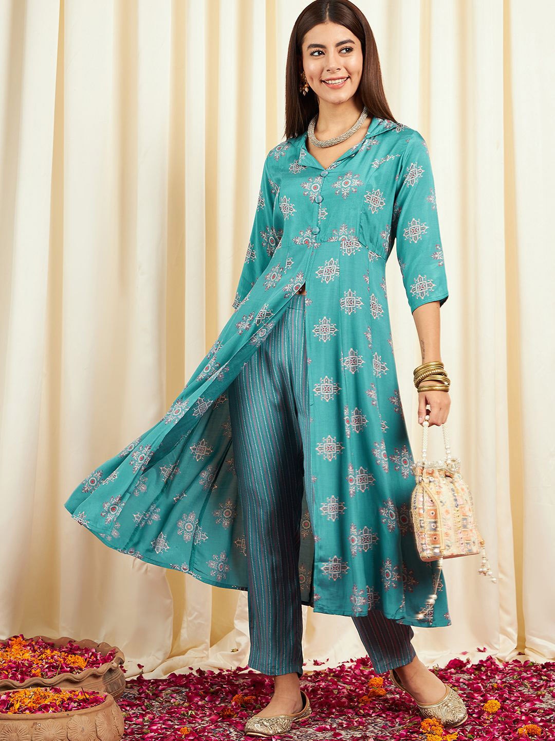 

Anouk Women Floral Printed Regular Thread Work Kurta with Trousers, Turquoise blue