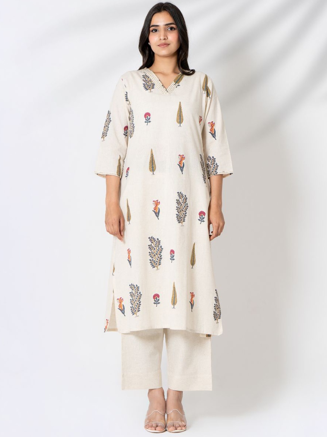 

Kameez by Pooja Kejriwal Floral Printed V-Neck Straight Kurta With Trousers, Off white