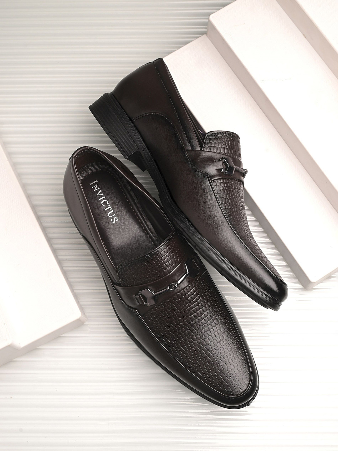 

INVICTUS Men Textured Formal Loafers, Black