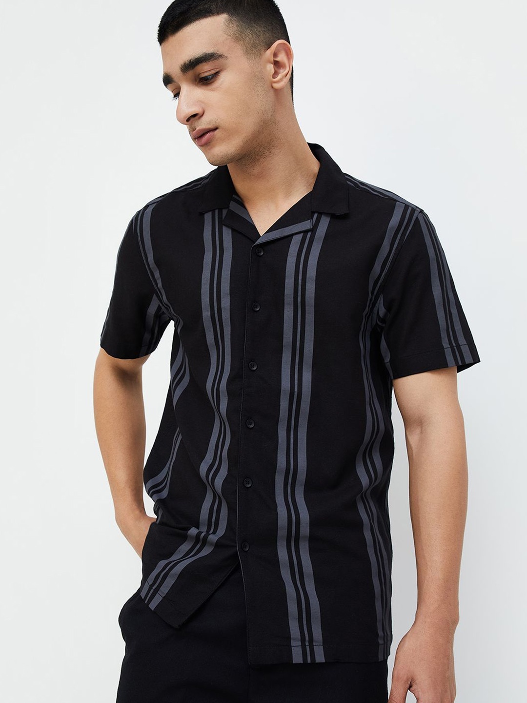 

Bossini Men Slim Fit Opaque Striped Casual Shirt, Black