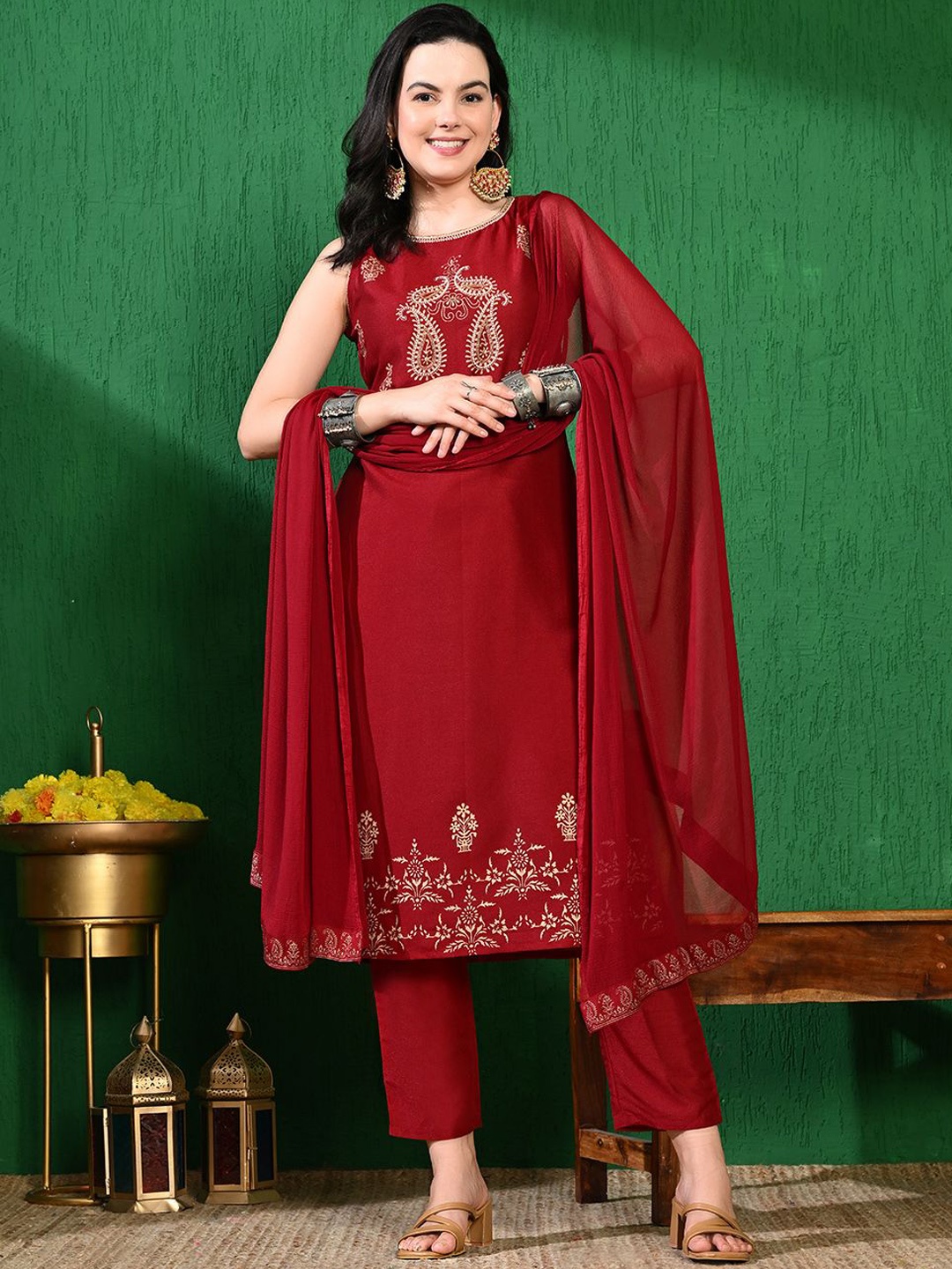 

Sangria Paisley Printed Beads and Stones Kurta with Trousers & Dupatta, Maroon