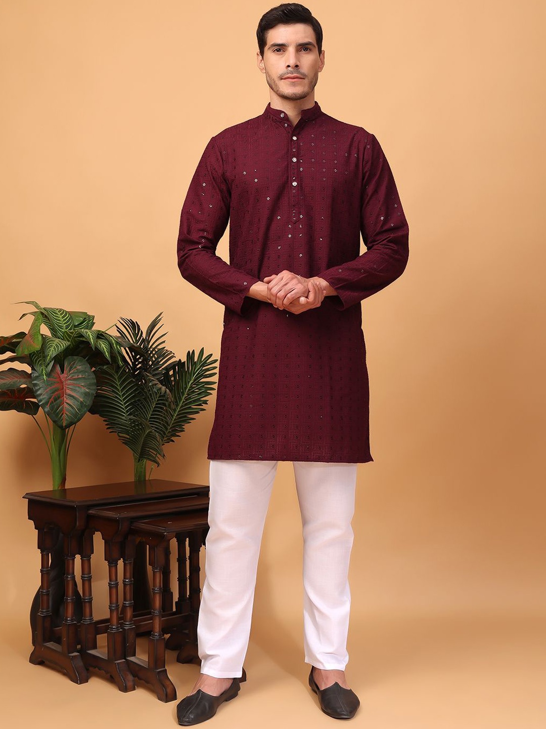 

Hangup Geometric Embroidered Sequinned Mandarin Collar Straight Kurta with Pyjamas, Maroon