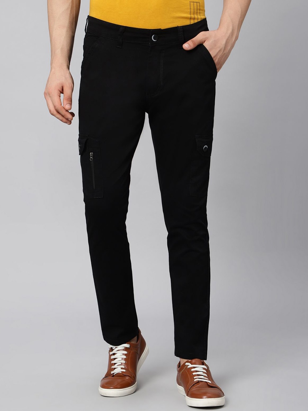 

Hence Men Relaxed Tapered Fit Cargos Trousers, Black