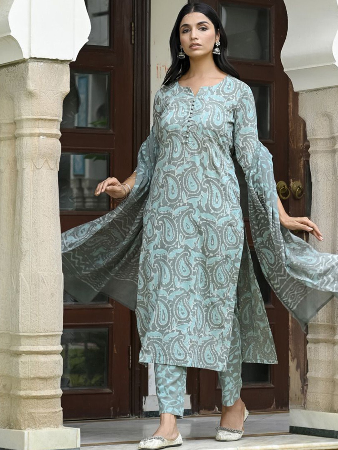 

GoSriKi Floral Printed Notched Neck Straight Kurta With Trousers & Dupatta, Grey