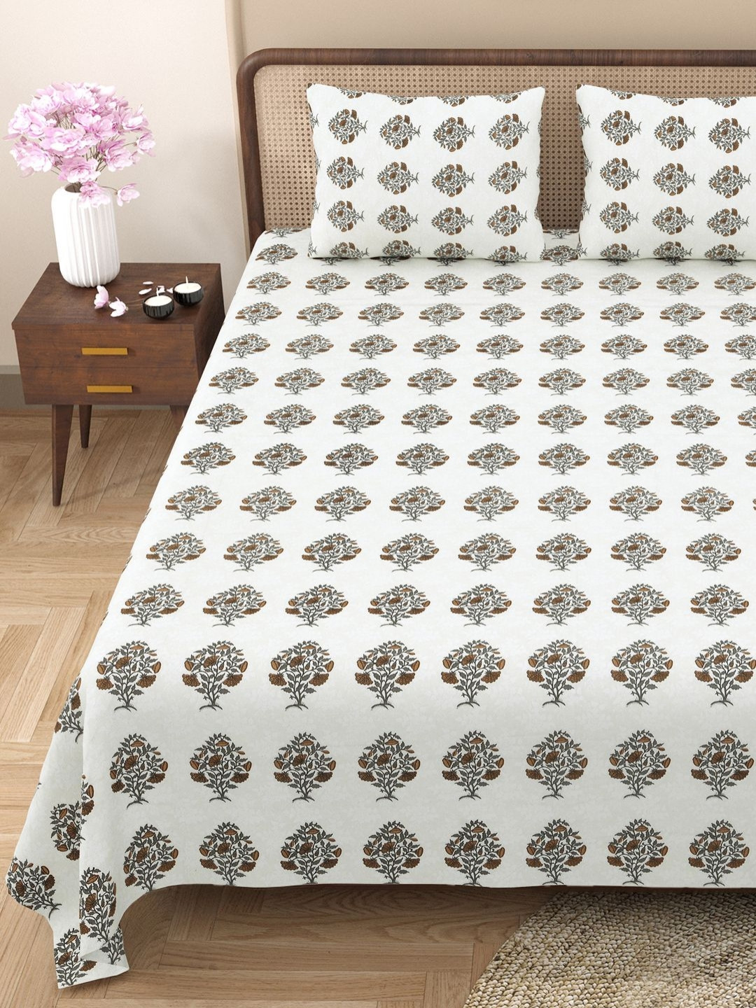 

Aura White & Brown Bella Casa Floral 180TC Cotton Queen Double Bedsheet & 2 Pillow Covers