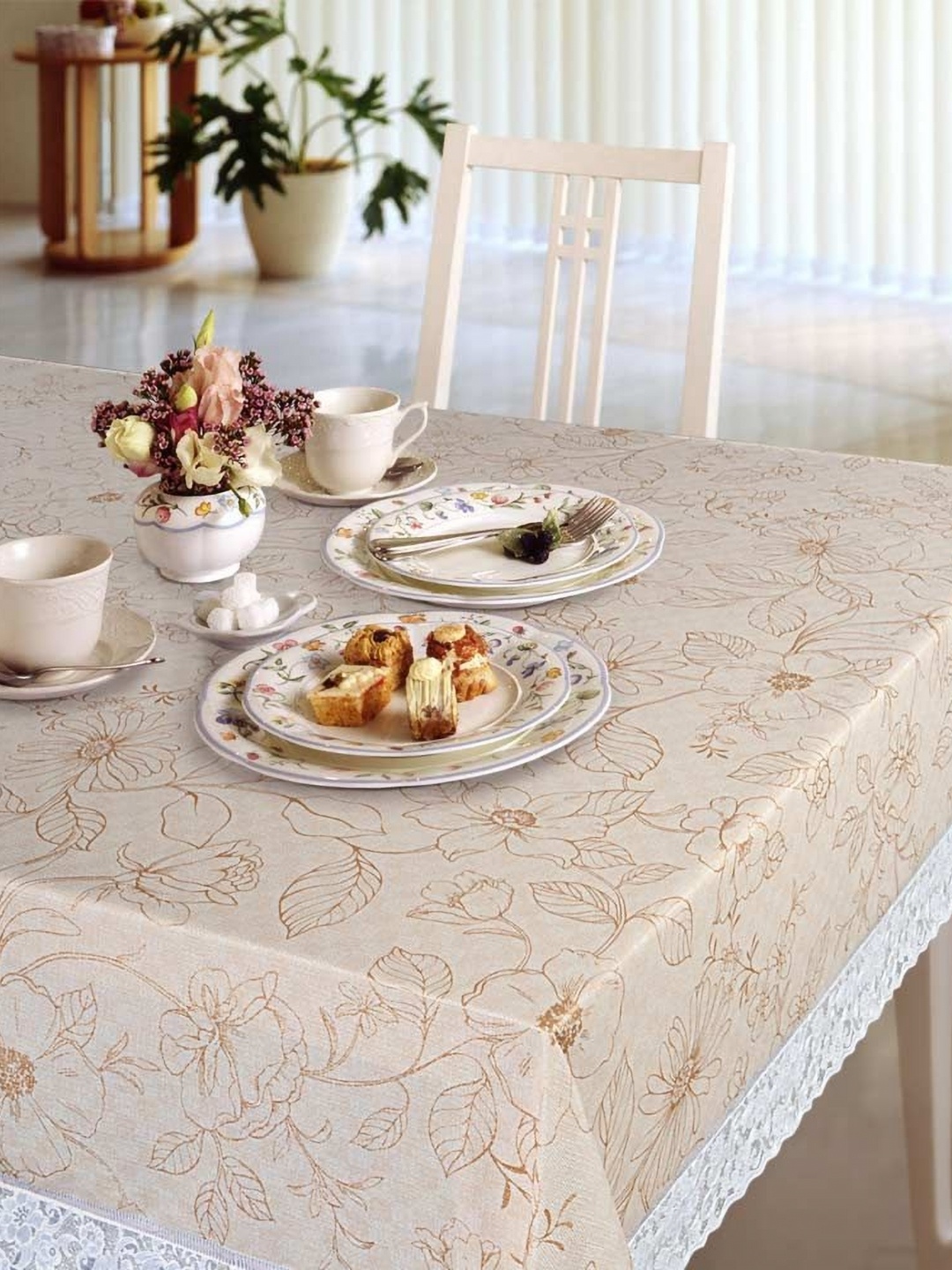 

Freelance Cream-Coloured Floral Printed Anti-Slip 6-Seater Table Cover