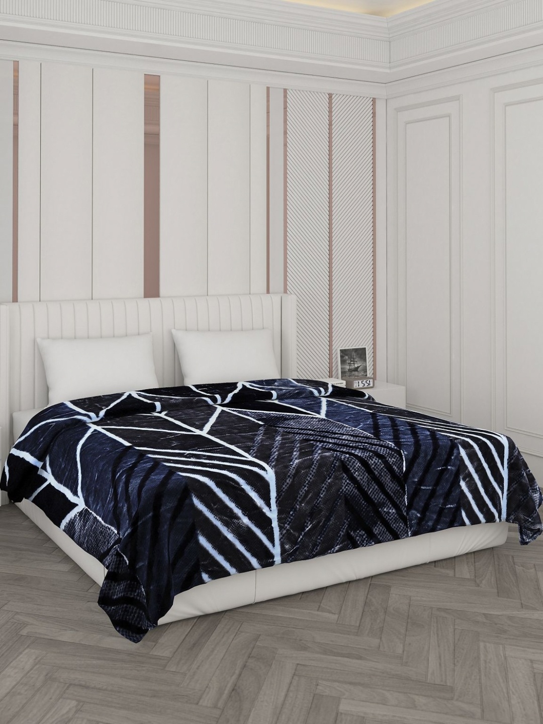 

Monte Carlo Blue & White Geometric Printed Mild Winter 850 GSM Double Bed Blanket