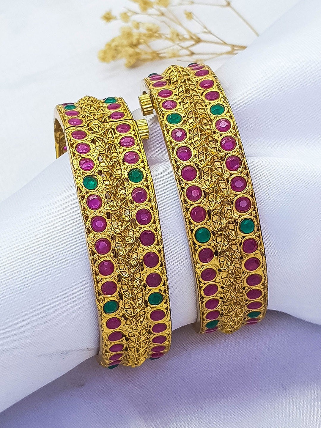 

GRIIHAM Set Of 2 Gold Plated Stones Studded Bangles
