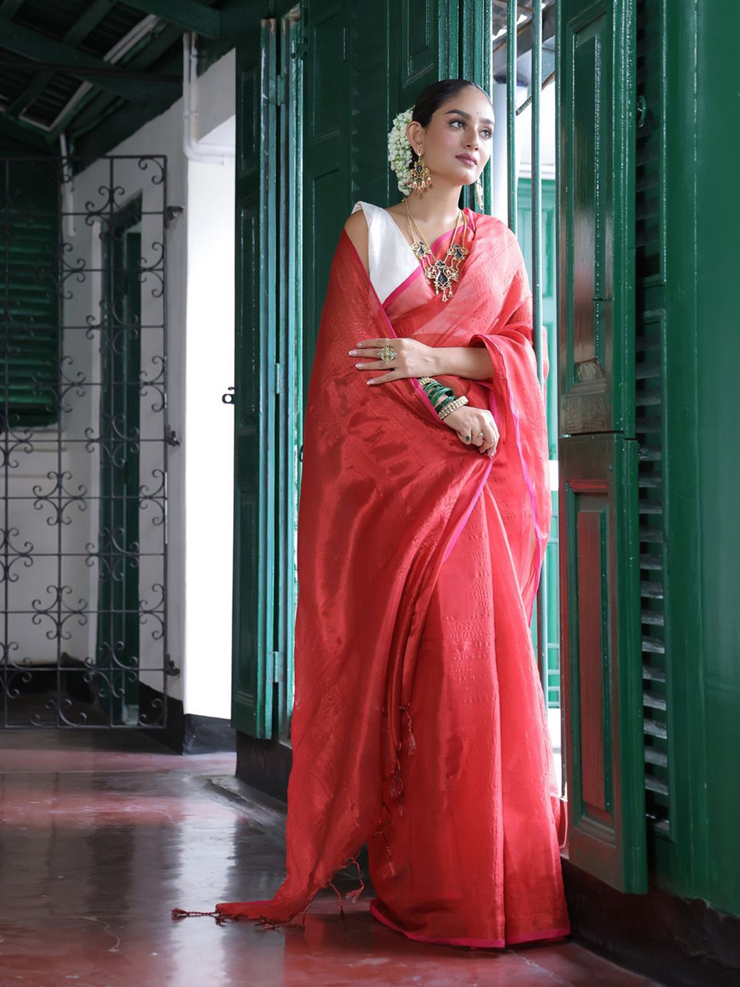 

Apaapi Threads of glory Tissue Saree, Red