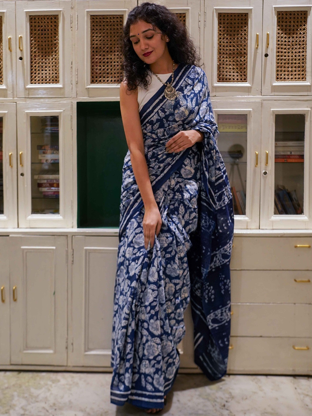 

Moora Printed Floral Pure Cotton Bagru Saree, Navy blue