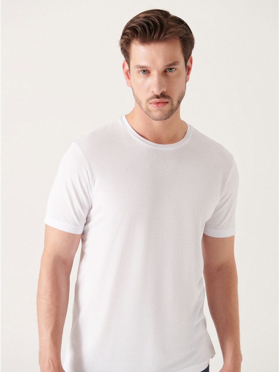 

AVVA Men Solid Round Neck T-Shirt, White