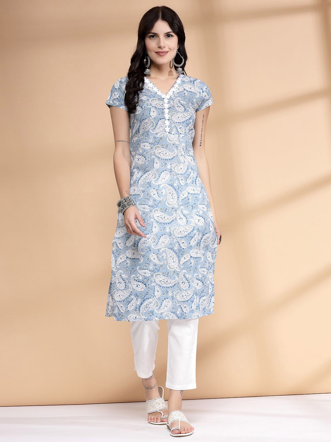 

LARGISH Paisley Printed Round Neck Gotta Patti Cotton Straight Kurta, Blue