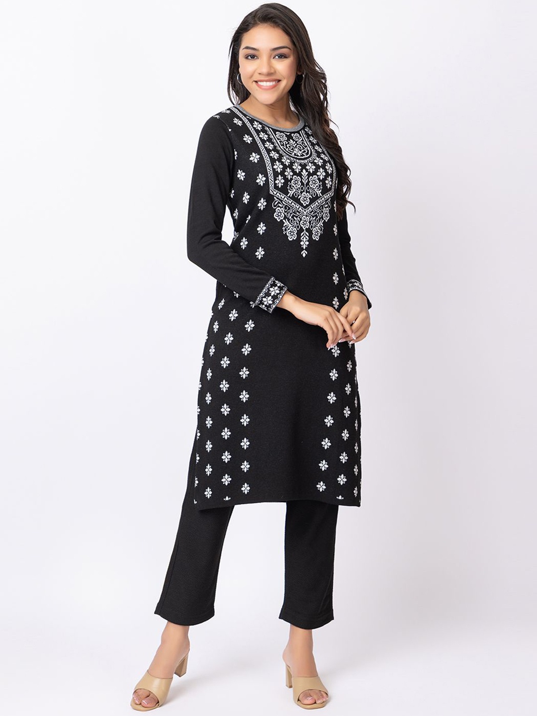 

Anouk Women Geometric Embroidered Thread Work Jacquard Winter Wear Kurta, Black