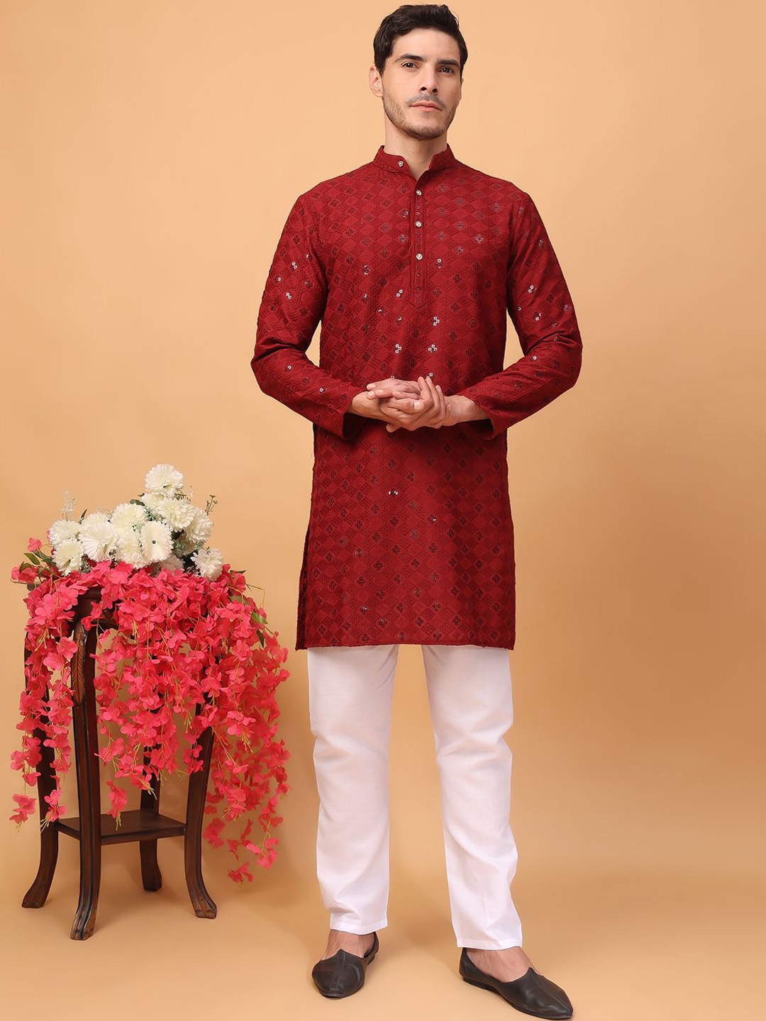 

Hangup Geometric Embroidered Sequinned Mandarin Collar Straight Kurta with Pyjamas, Red