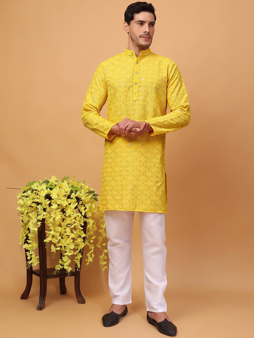 

Hangup Geometric Embroidered Sequinned Mandarin Collar Straight Kurta with Pyjamas, Yellow