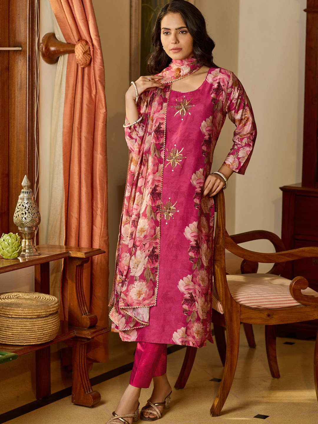 

WOMEN PLUS Floral Printed Regular Beads and Stones Kurta with Trousers & Dupatta, Pink