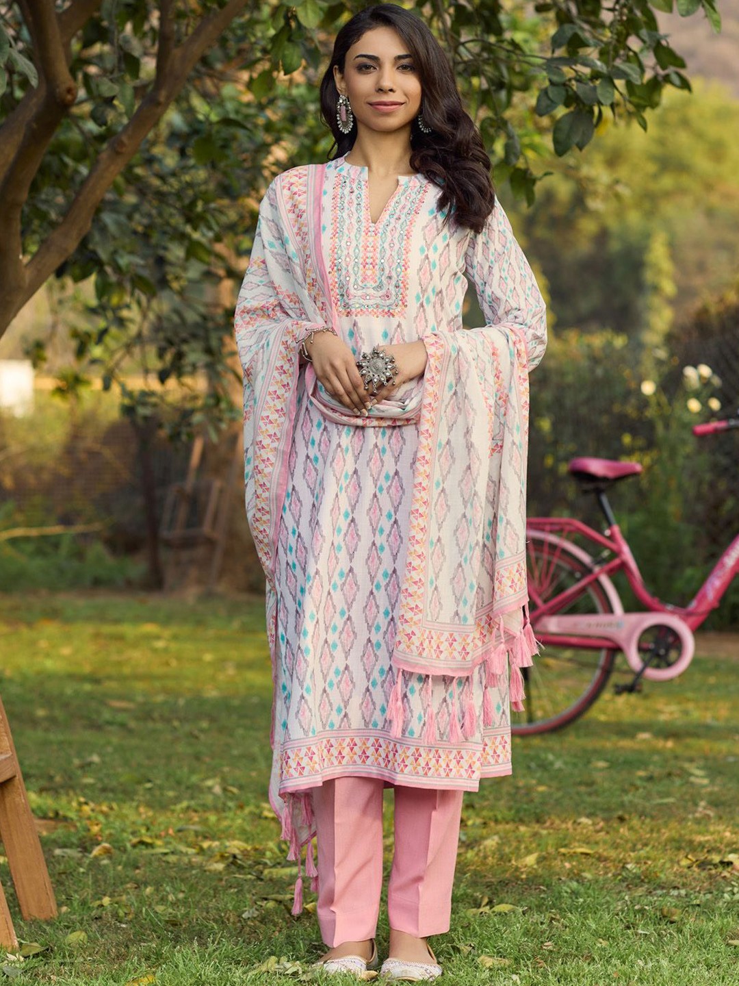 

WOMEN PLUS Geometric Embroidered Straight Kurta & Trousers With Dupatta, White
