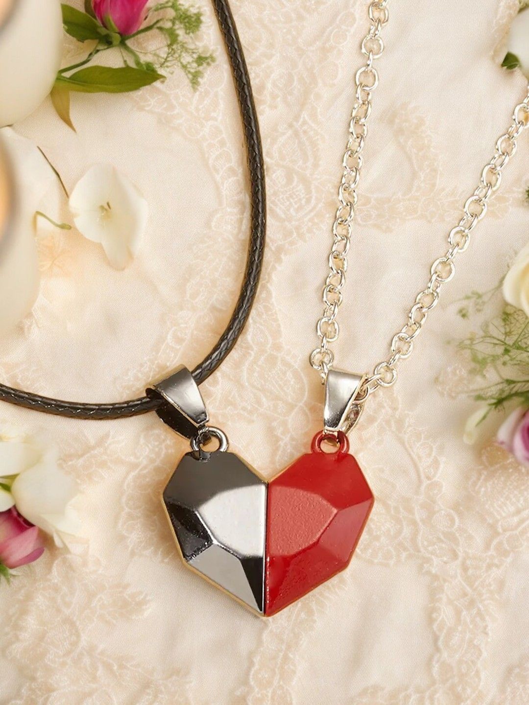 

fabula Heart Shaped Pendants with Chains, Red