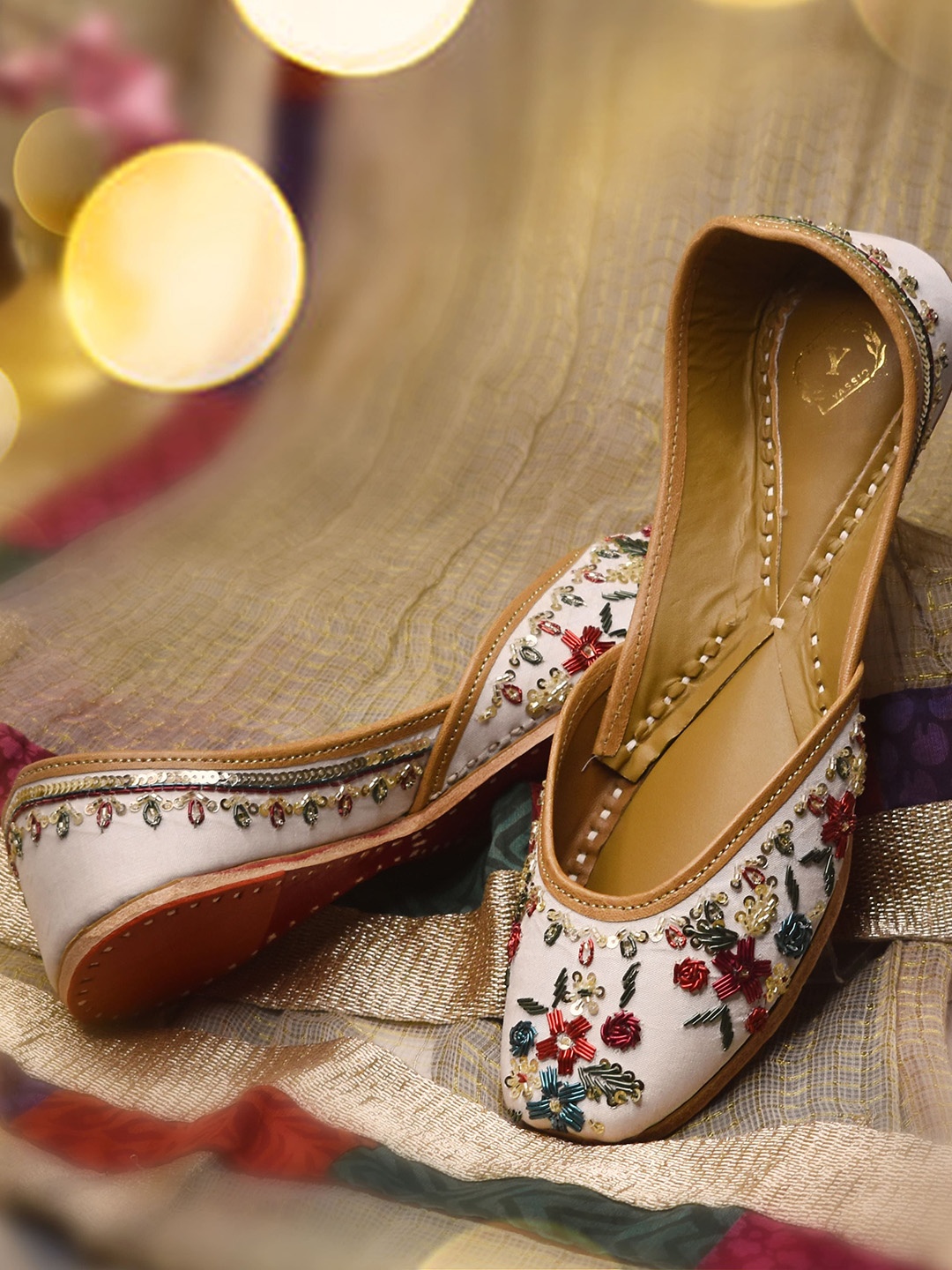 

YASSIO Embellished Round Toe Samara Jutti Mojaris, White