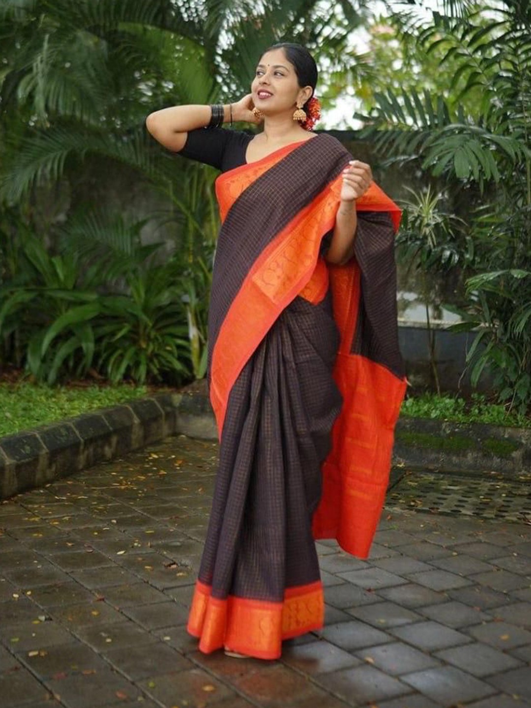 

bansari textiles Woven Design Zari Silk Blend Banarasi Saree, Black