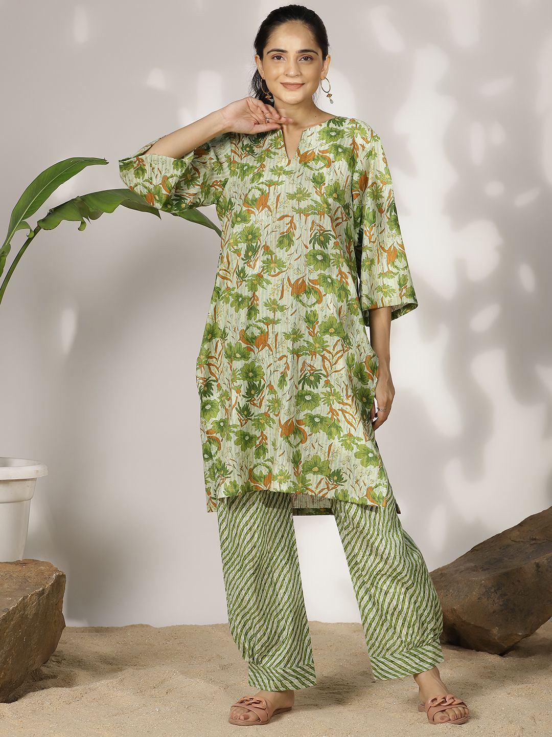 

LetsDressUp Floral Printed Notched Round Neck Thread Work Flared Sleeves Straight Kurta, Green