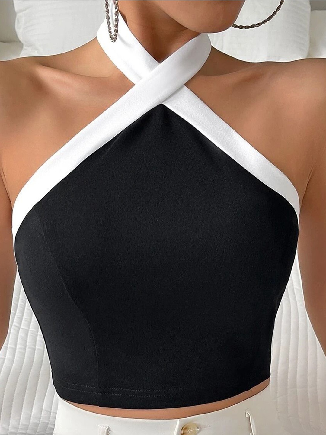 

Stylecast X Slyck Solid Pattern Halter Neck Sleeveless Fitted Top, Black