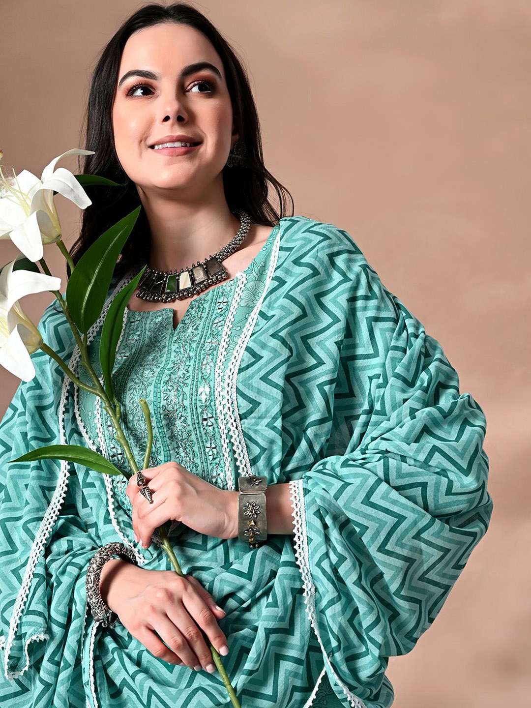 

DOISA Ethnic Motifs Embroidered Thread Work Straight Kurta With Trousers & Dupatta, Green