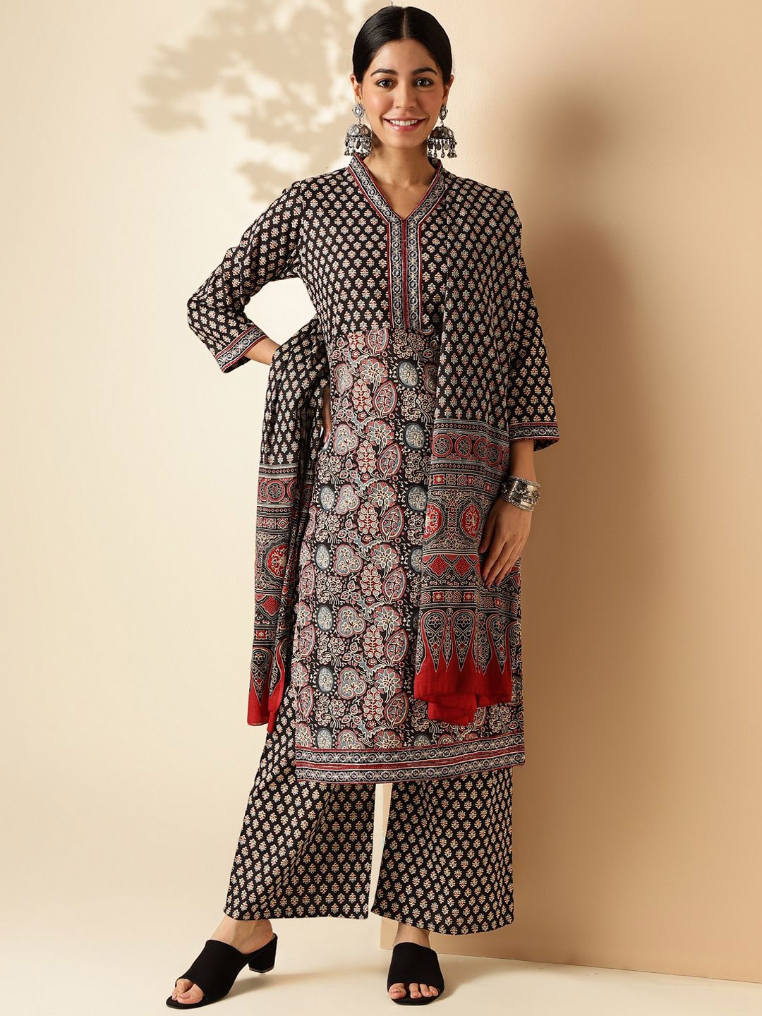 

Vbuyz Floral Printed V Neck Pure Cotton A Line Kurta & Palazzos With Dupatta, Black