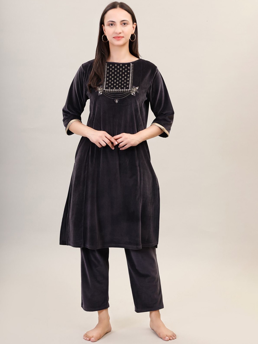

Camey Women Yoke Design Thread Work Velvet Kurta, Black