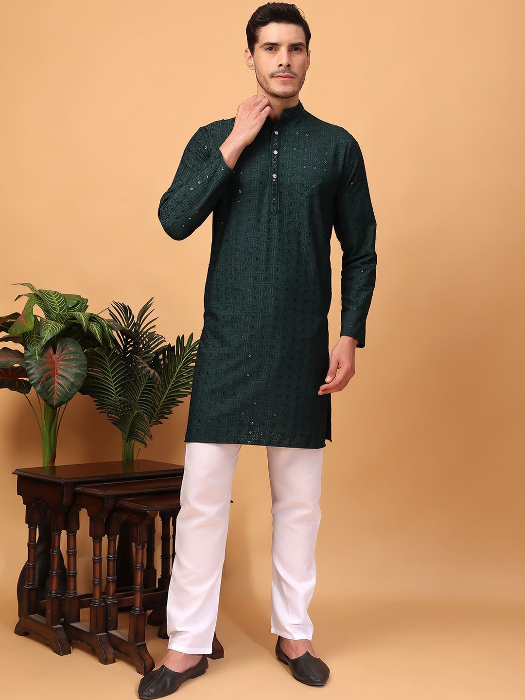 

Hangup Geometric Embroidered Sequinned Mandarin Collar Straight Kurta with Pyjamas, Green