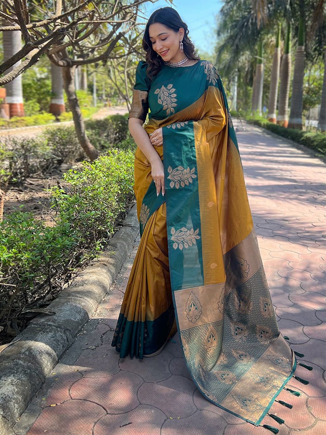 

bansari textiles Ethnic Motifs Zari Silk Blend Banarasi Saree, Yellow