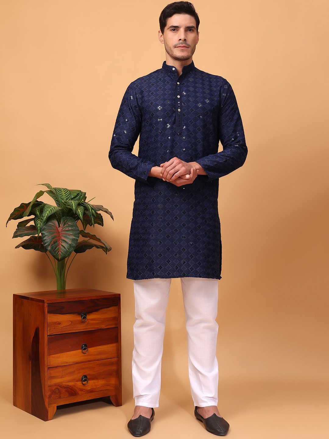 

Hangup Geometric Embroidered Sequinned Mandarin Collar Straight Kurta with Pyjamas, Navy blue