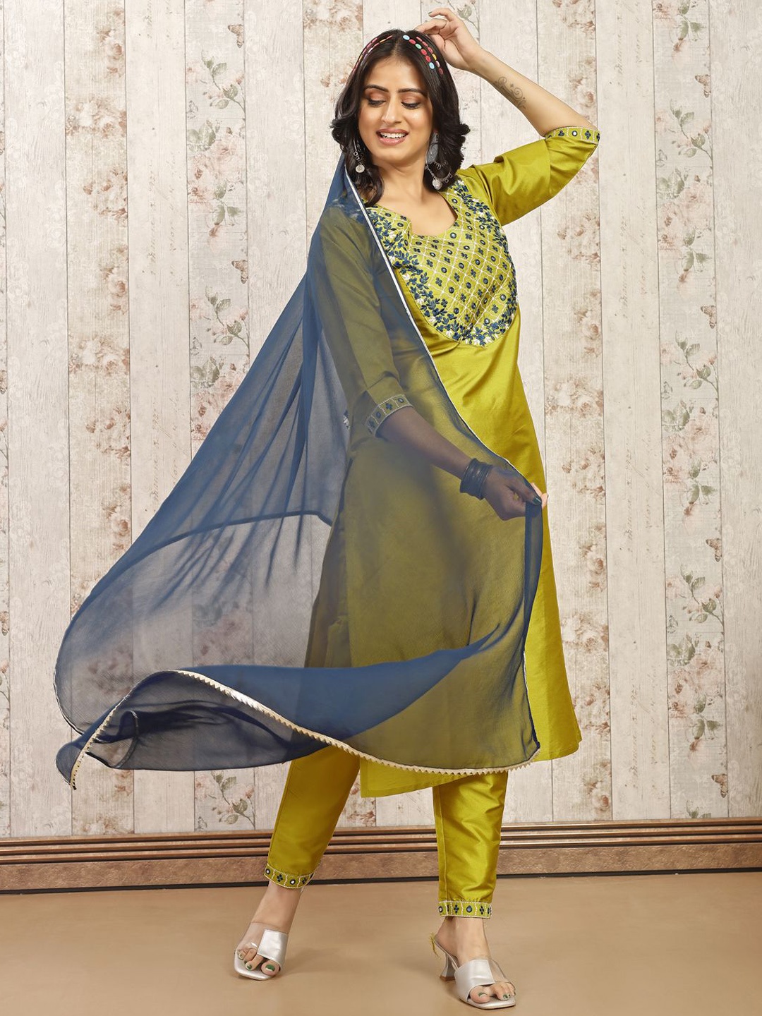 

AYUKTA INTERNATIONAL Floral Embroidered Round Neck Kurta with Trousers & Dupatta, Yellow