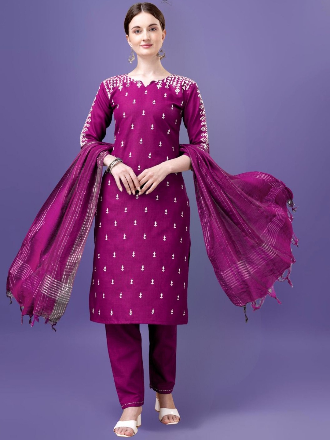 

MAGMINA Ethnic Motifs Embroidered Thread Work Kurta With Trousers & Dupatta, Purple