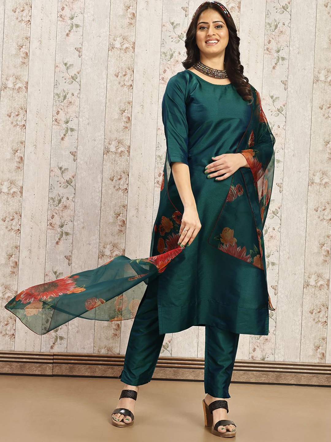 

AYUKTA INTERNATIONAL Floral Printed Round Neck Kurta with Trousers & Dupatta, Green