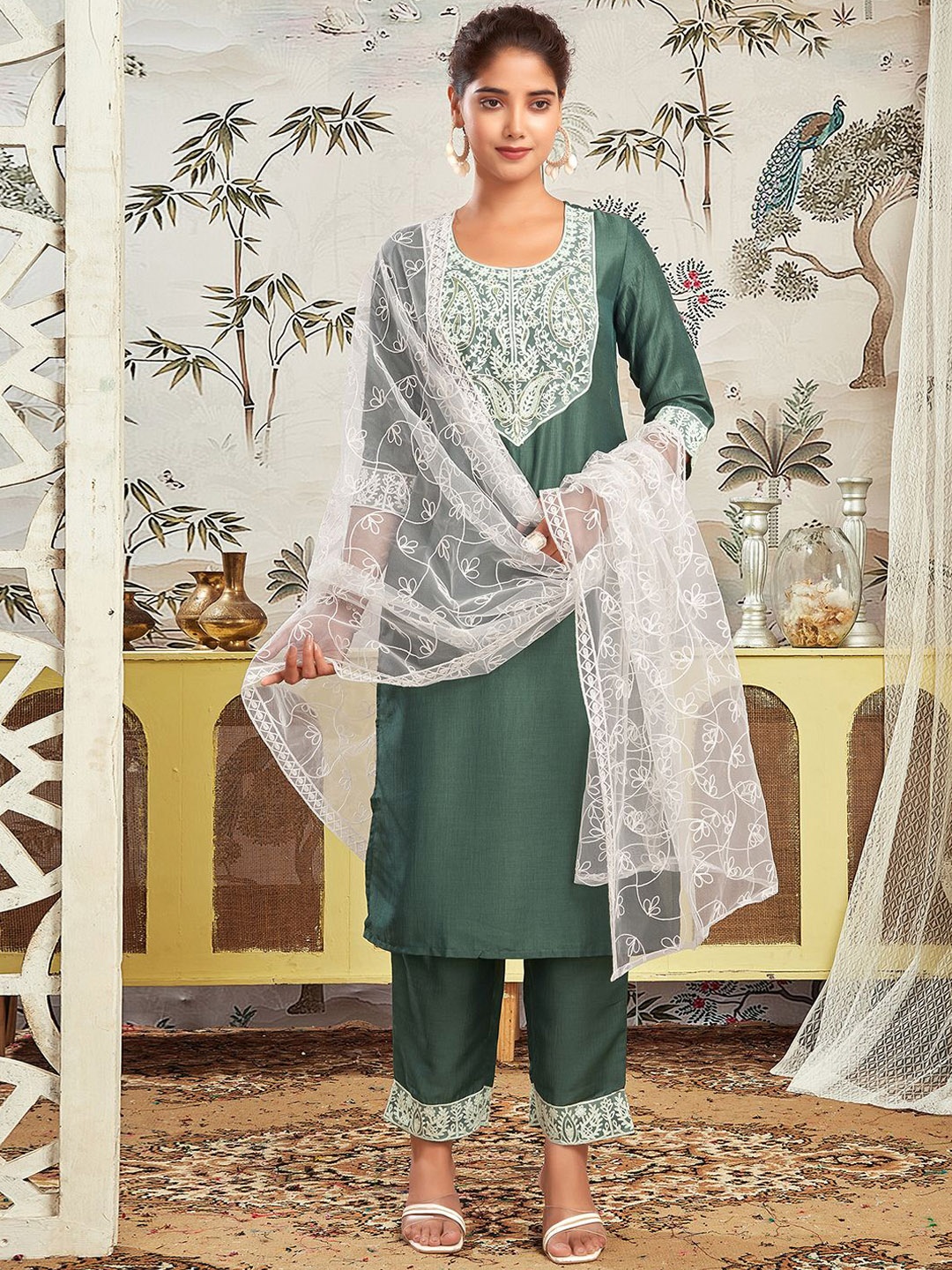 

SKYLEE Paisley Yoke Design Sequinned Kurta with Trousers & Dupatta, Green