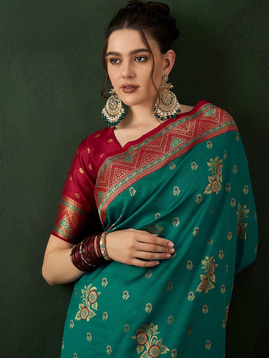 

Sangria Woven Design Saree With Blouse Piece, Green