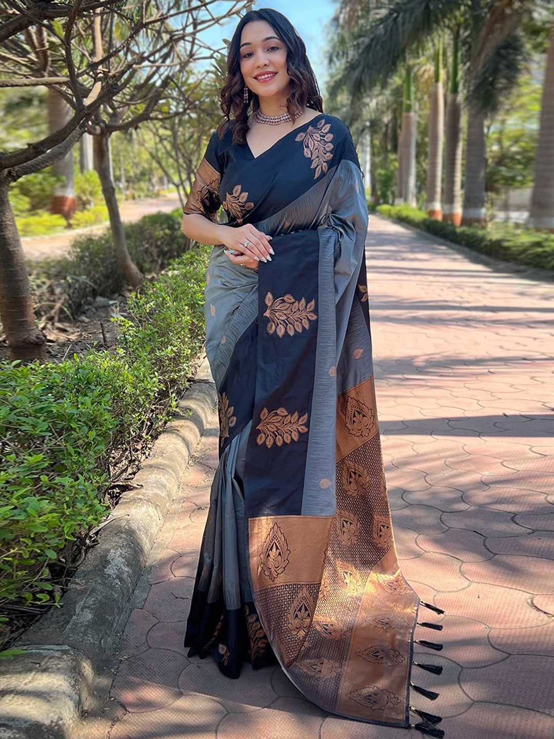 

bansari textiles Ethnic Motifs Zari Silk Blend Banarasi Saree, Grey