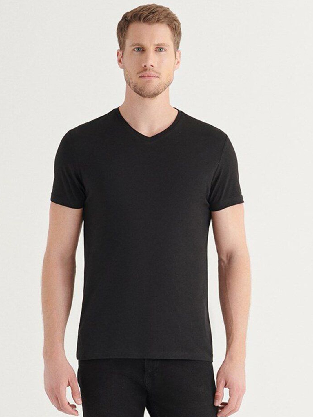 

AVVA Men Solid Round Neck T-shirt, Black