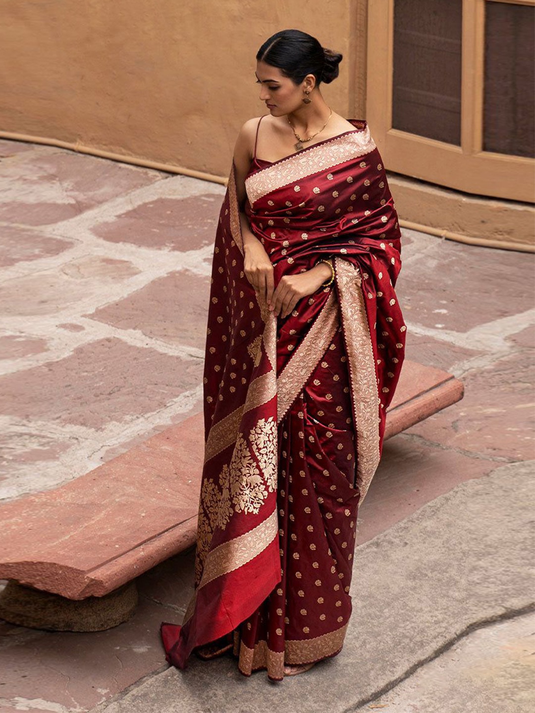 

Upalksh Woven Design Zari Silk Blend Banarasi Saree, Maroon