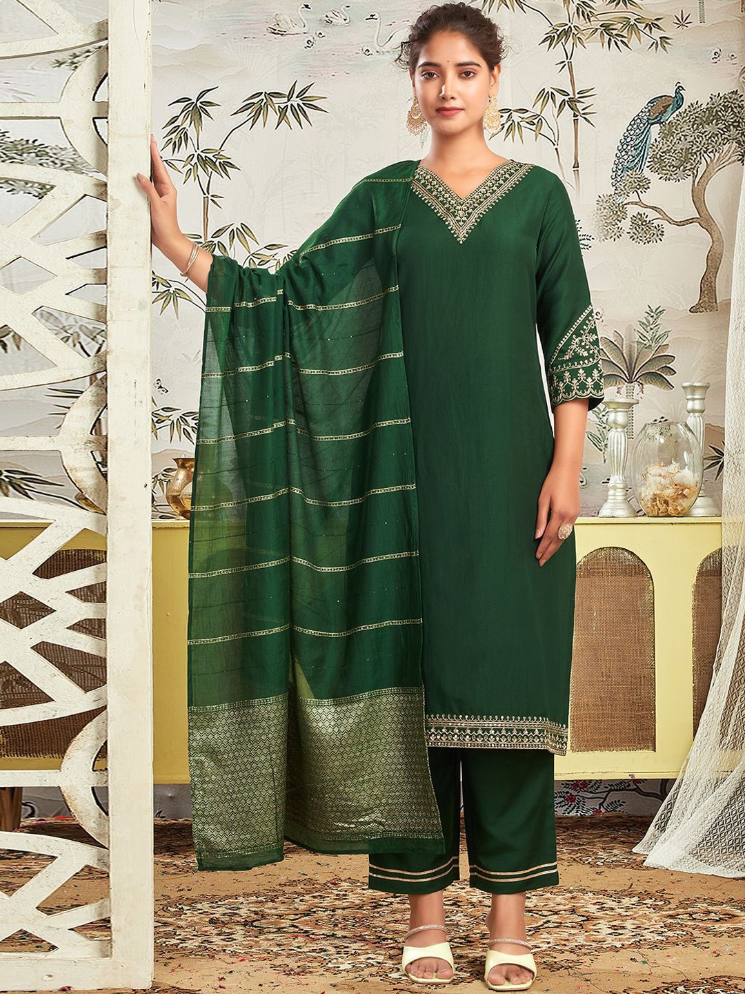 

SKYLEE Ethnic Motifs Yoke Design Sequinned Kurta with Trousers & With Dupatta, Green