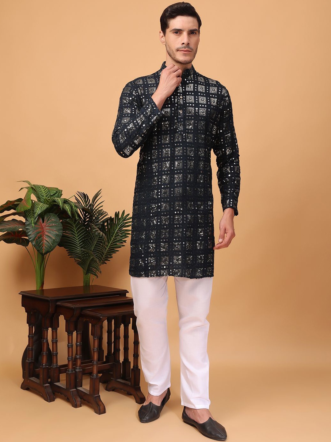 

Hangup Geometric Embroidered Sequinned Mandarin Collar Straight Kurta with Pyjamas, Black