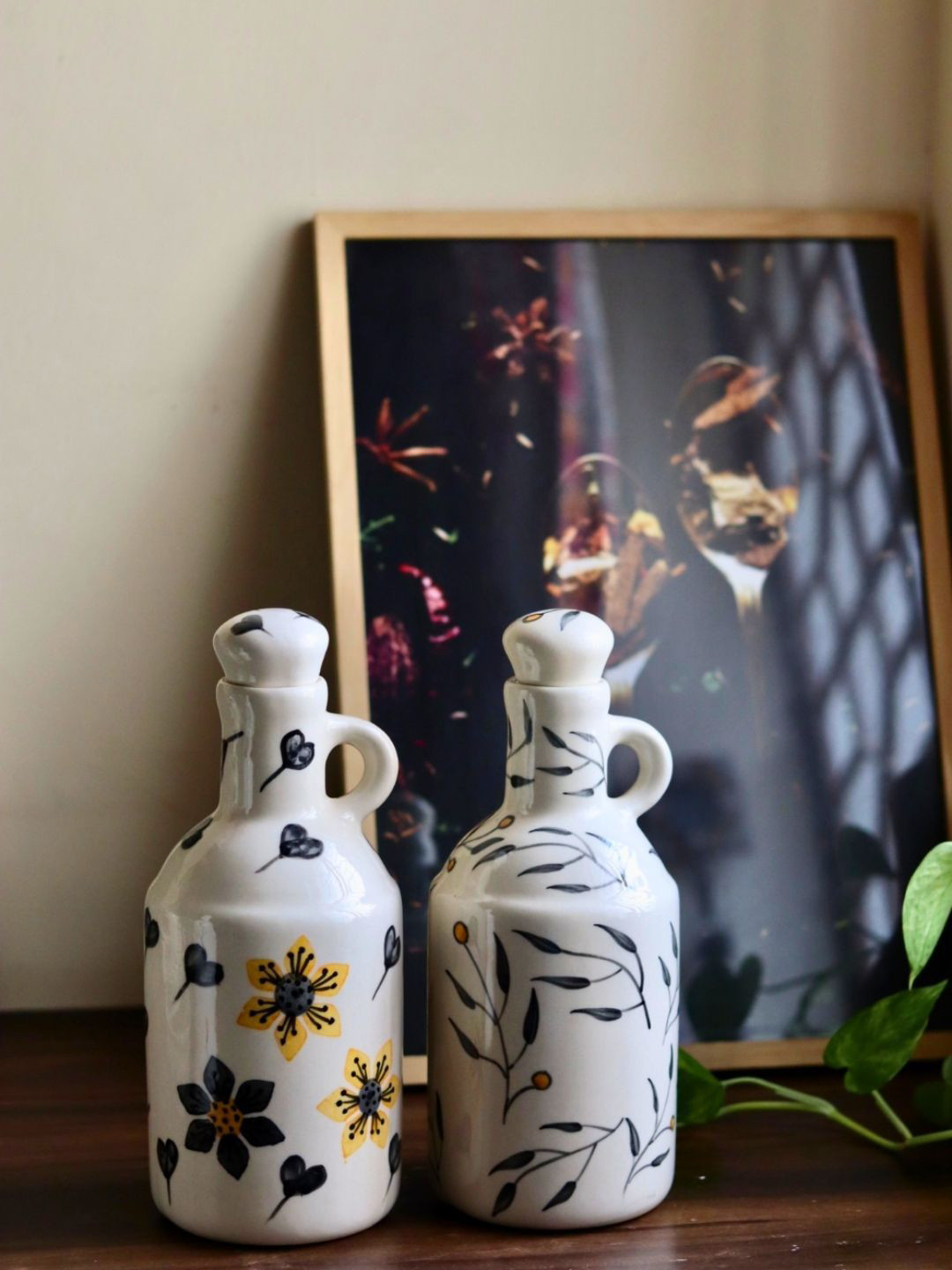 

WEAVING HOMES White & Black 2 Pieces Floral Printed Ceramic Dishwasher Safe Oil Dispensers