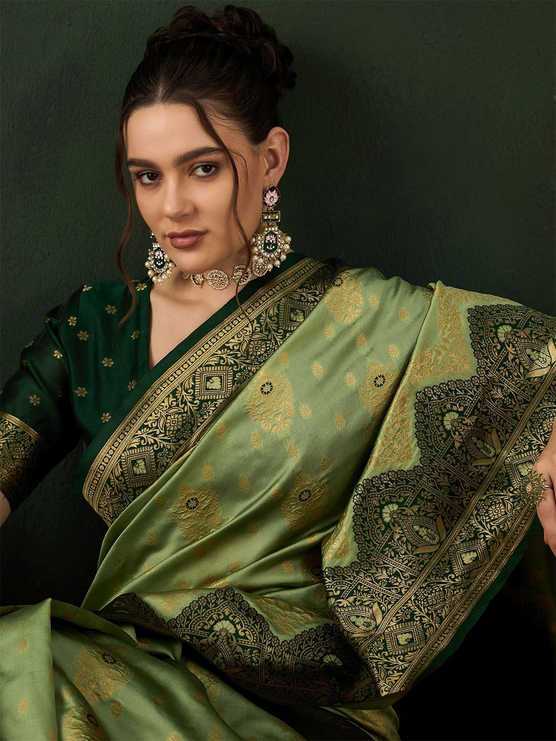 

Sangria Woven Design Saree With Blouse Piece, Green