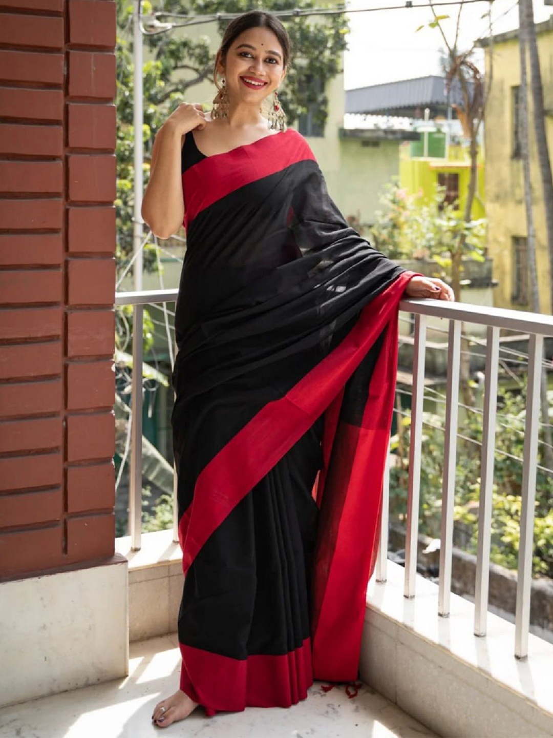 

APNISHA Silk Blend Saree, Black